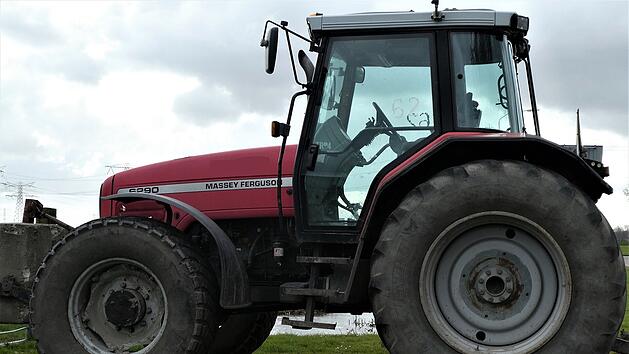 Traktor kracht in Auto