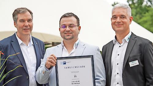 Präsentieren stolz die Ehrenurkunde der IHK Würzburg-Schweinfurt, die Bitfire zum 25-jährigen Bestehen überreicht wurde (von links): Geschäftsführer Joachim Hein, Prokurist Gregor Weyland und Geschäftsführer Holger Fries.