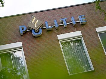 Schriftzug "Politie" an einem Polizeirevier