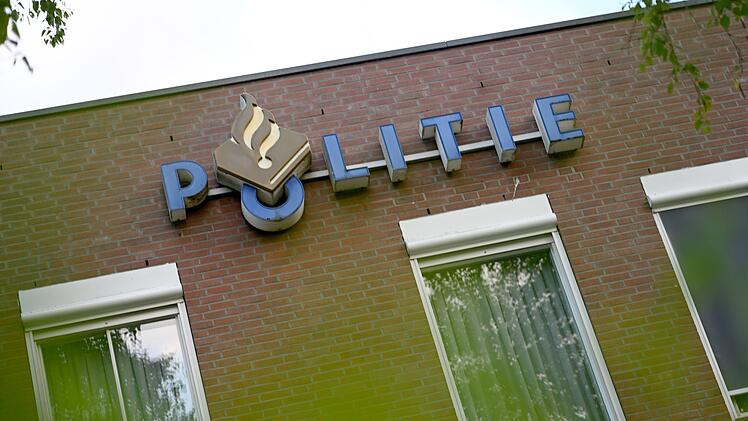 Schriftzug "Politie" an einem Polizeirevier