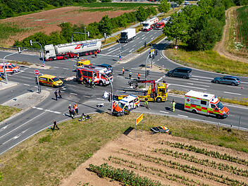 Unfall zwischen Notarzteinsatzfahrzeug und Auto