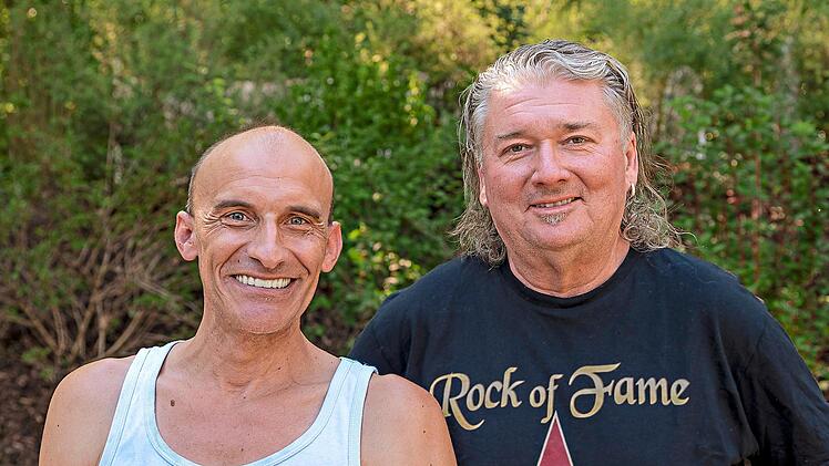 Ein starkes Team sind Marco Schorz (l.), der heute wieder dank der Unterst&uuml;tzung der Lebenshilfe ein selbstbestimmtes Leben f&uuml;hren kann, und Kalle Reger, Leiter des Ambulant unterst&uuml;tzten Wohnens (AUW).