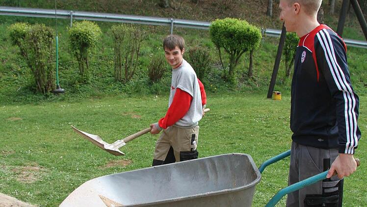 Ehrensache: Florian Schott und Florian Thierauf helfen gerne mit.