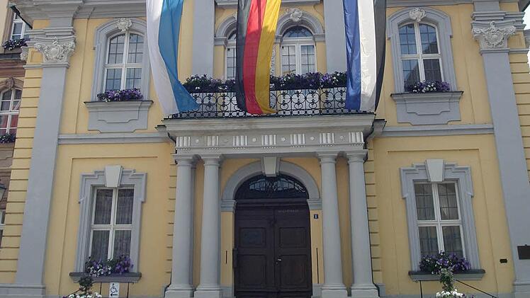 Im Kulmbacher Rathaus, wo sich am Donnerstag der neue Stadtrat konstituiert hat, prallen gleich zu Beginn der Legislaturperiode die Lager aufeinander. Foto: Archiv