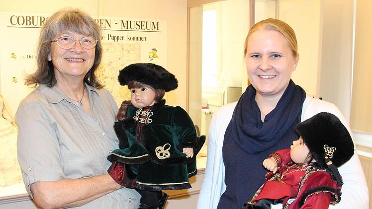 Sammlerin Edeltraud Koch und Museumsleiterin Jana Burkart (von links) mit den Puppen.