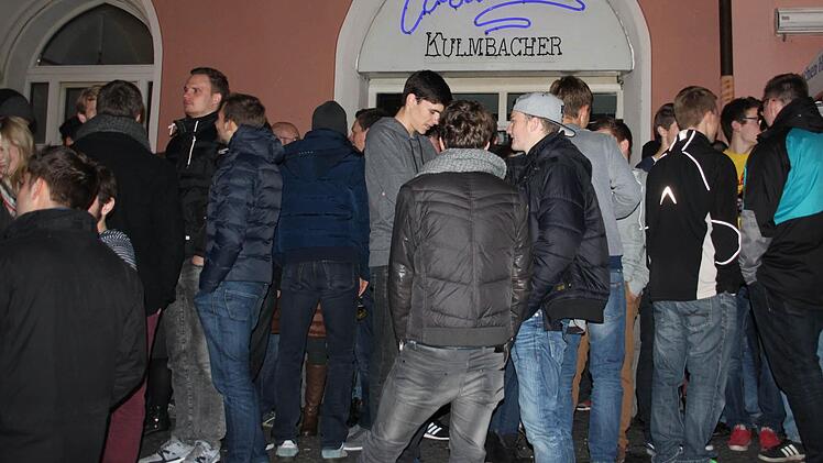 Trotz der Kälte wird auch vor dem "Casa" im Freien gefeiert. Foto: Stephan Stöckel