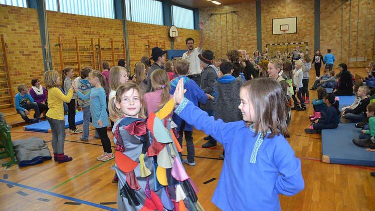 Bevor es an den Ernst des Schauspiels der Oper ging wurde von allen Schülern zu schöner Walzermusik ausgelassen mit Schwung und Elan ein Tanz auf das Parkett gelegt. Foto: Karl-Heinz Hofmann