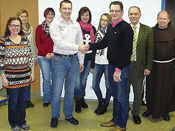 Der Caritas-Kindergartenverein Marktleugast hat ein neues Führungsteam. Der scheidende Vorsitzende Heiko Kühn (vorne, links) gratulierte seinem Nachfolger Matthias Rammensee. Mitz im Bild (von links) KiTa-Leiterin Michaela Stark, Andrea Kolb, Andrea Strobl, Alexandra Rammensee, Kristin Langer,Franz Uome und Pfarrer Pater Alard. Foto: K.-P. Wulf