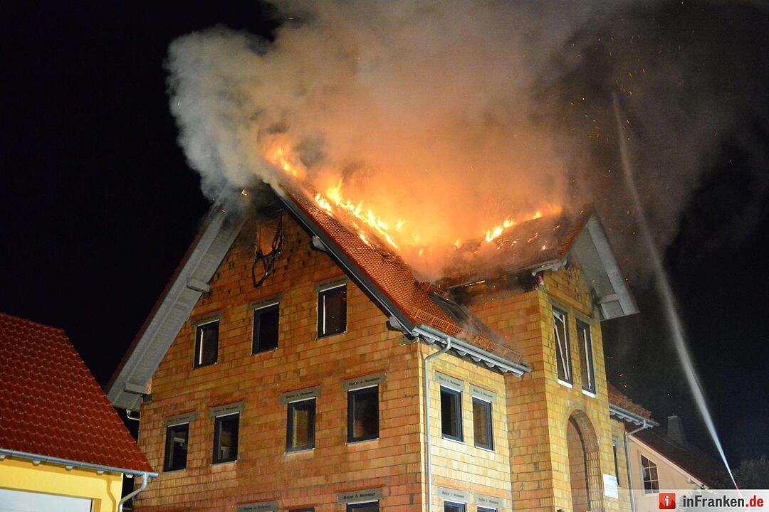 Neugebautes Wohnhaus steht nach Blitzeinschlag lichterloh in Flammen