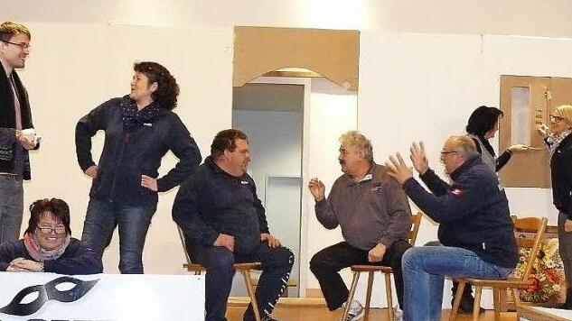 Bei den "Berchlern" haben die Proben für die Kriminalkomödie "Wir sind alle kleine Sünderlein" begonnen. Premiere ist am 9. Januar. Foto: Klaus-Peter Wulf