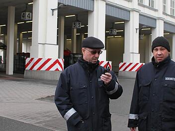 Werner Agly (65) und Markus Winkler (43/rechts) haben sich von der Polizei ihren Einsatzort sagen lassen und machen sich in der dunkelblauen Uniform der Sicherheitswacht - ausgestattet mit Funkgerät und Pfefferspray - auf Patrouille durch die Innenstadt. Morgens und mittags sind sie auch am Busbahnhof präsent.  Foto: Sonja Adam