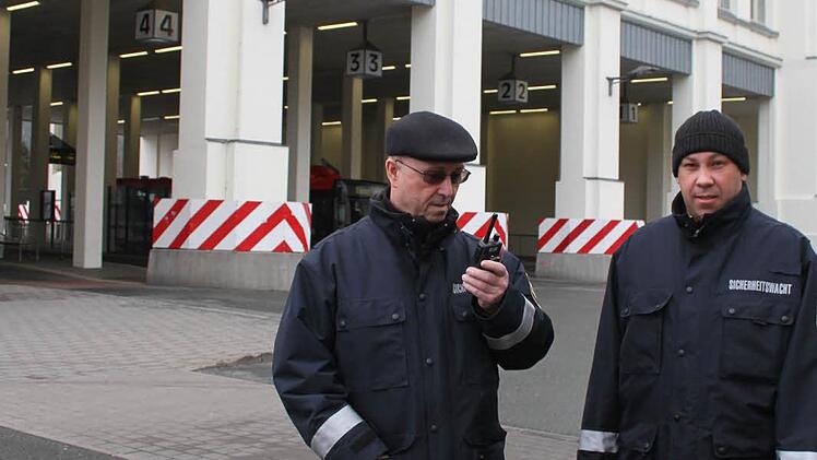 Werner Agly (65) und Markus Winkler (43/rechts) haben sich von der Polizei ihren Einsatzort sagen lassen und machen sich in der dunkelblauen Uniform der Sicherheitswacht - ausgestattet mit Funkgerät und Pfefferspray - auf Patrouille durch die Innenstadt. Morgens und mittags sind sie auch am Busbahnhof präsent.  Foto: Sonja Adam