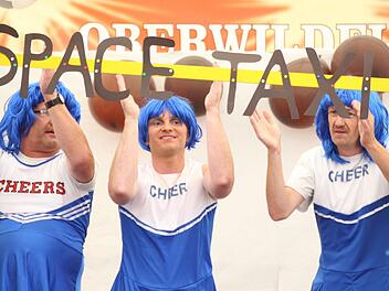 Spaß in Oberwildflecken: Da werden die "Munanesen" zu Rockstars, Pop-Sternchen oder Schlagerkönigen.  Foto: Sebastian Schmitt