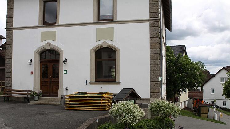 Mit der Dorferneuerung um und in der alten Schule soll es demnächst gezielt weiter gehen. Archiv Michael Wunder