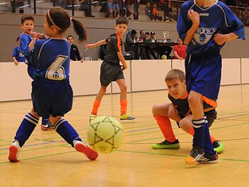 Die Filzkugel ins Tor schauen möchte offensichtlich dieser U-11-Akteur der DJK Schondra im Spiel gegen die SG Thulba II.ssp