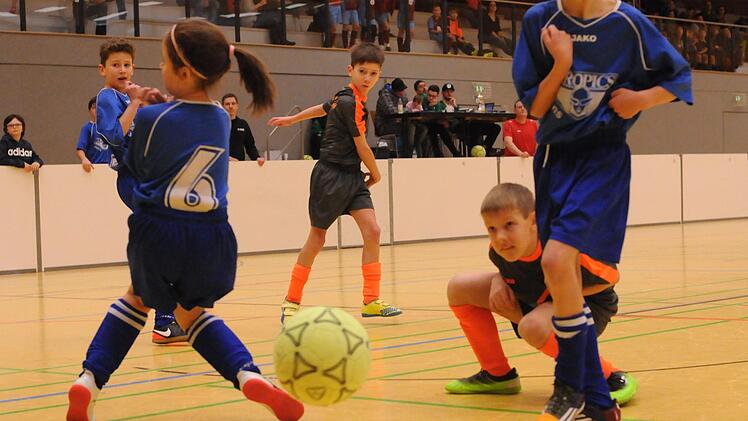 Die Filzkugel ins Tor schauen möchte offensichtlich dieser U-11-Akteur der DJK Schondra im Spiel gegen die SG Thulba II.ssp