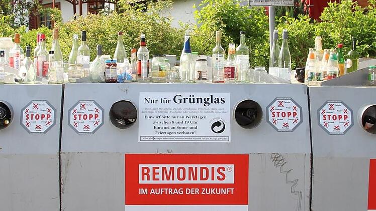 Die Container in der Waldsachsener Stra&szlig;e sind voll. Foto: Julian &Uuml;belhack