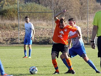 Der ASVler Felix Carl (links) lässt Sebastian Ruschig von den Gästen nicht an den Ball kommen. Foto: sportpress