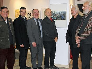 Künstler Horst Böhm (von links), Dritter Bürgermeister Markus Wich, der Leiter des Finanzamts Kronach und Ingo Cesaro freuen sich bei der Ausstellungseröffnung, dass diese Vision vom "Venedig-Entlastungs-Projekt" wiederbelebt wird. Foto: Veronika Schadeck