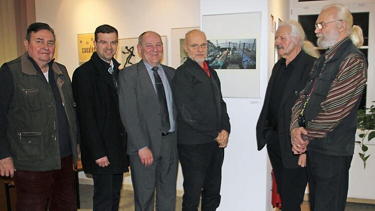 Künstler Horst Böhm (von links), Dritter Bürgermeister Markus Wich, der Leiter des Finanzamts Kronach und Ingo Cesaro freuen sich bei der Ausstellungseröffnung, dass diese Vision vom "Venedig-Entlastungs-Projekt" wiederbelebt wird. Foto: Veronika Schadeck