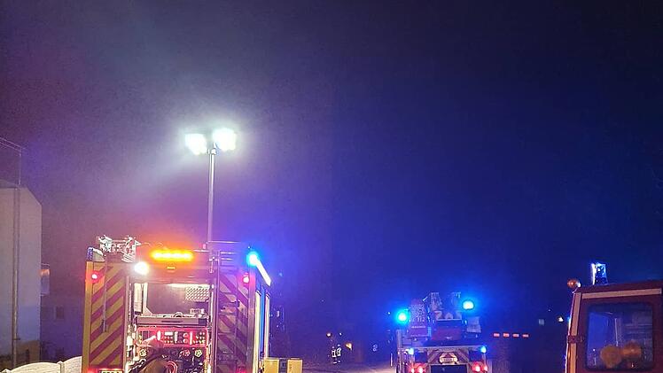 Ebermannstadt: Großaufgebot der Feuerwehr: zehn Einsatzfahrzeuge wegen Kellerbrand