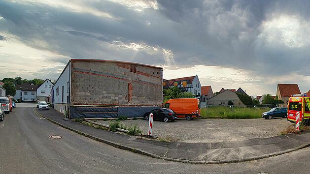 Eine Tagespflegeeinrichtung für Senioren und zehn Wohneinheiten sollen auf  dem Grundstück Schlossgasse 1 in Maßbach entstehen. Noch ist hier ein  Parkplatz.  Der Marktgemeinderat stimmte dem Baugesuch zu. Foto: Dieter  Britz
