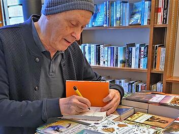 Bestseller-Autor Rainer Haak signiert sein neues Buch "77 mal Freundschaft"