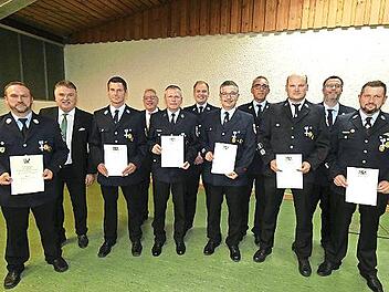 Auszeichnungen gab es bei der Feuerwehr Neudrossenfeld. Im Bild (von links) Kommandant Markus Schirmer, Landrat Klaus Peter S&ouml;llner, Stefan Fuchs, B&uuml;rgermeister Harald H&uuml;bner, Detlef Kailer, Kreisbrandmeister Jonas Paulini, Uwe Linhardt, Kreisbran...