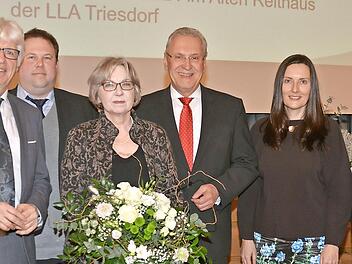 Bei der Verabschiedung (von links): Herbert May, Leiter des Fränkischen Freilandmuseums des Bezirks in Bad Windsheim, Tobias Appl, Bezirksheimatpfleger in der Oberpfalz, Andrea M. Kluxen, Staatsminister Joachim Herrmann, Bezirkstagsvizepräsidenti...