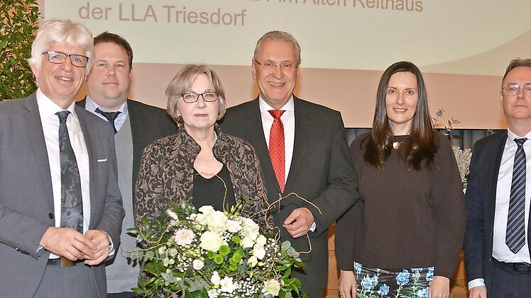 Bei der Verabschiedung (von links): Herbert May, Leiter des Fränkischen Freilandmuseums des Bezirks in Bad Windsheim, Tobias Appl, Bezirksheimatpfleger in der Oberpfalz, Andrea M. Kluxen, Staatsminister Joachim Herrmann, Bezirkstagsvizepräsidenti...