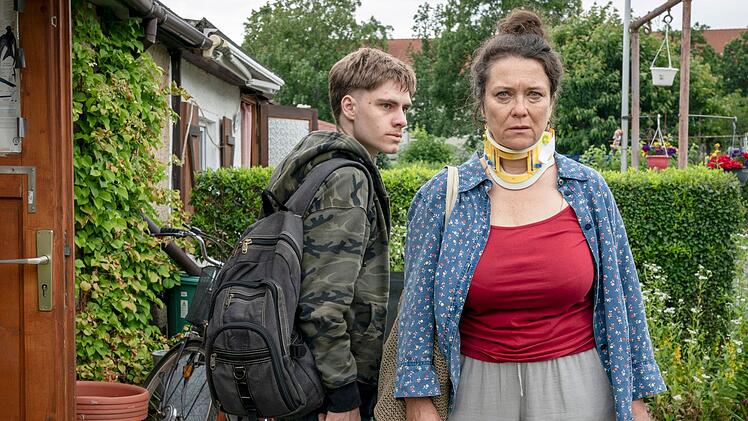 Pascal (Florian Geißelmann) hat sich zu seiner ehemaligen Erzieherin Birte Friesack (Anna-Katharina Muck) geflüchtet, mit der er früher ein enges Verhältnis hatte.