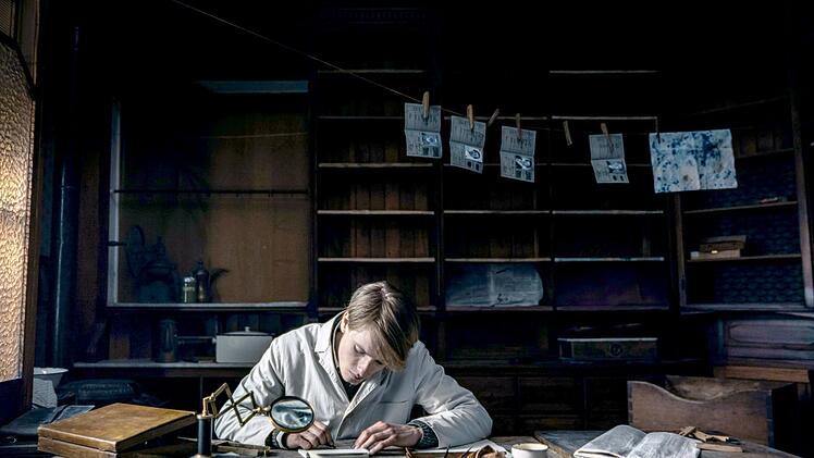 Cioma Schönhaus (Louis Hofmann) fälscht über 300 Ausweispapiere, um Verfolgten die Flucht aus Nazi-Deutschland zu ermöglichen.