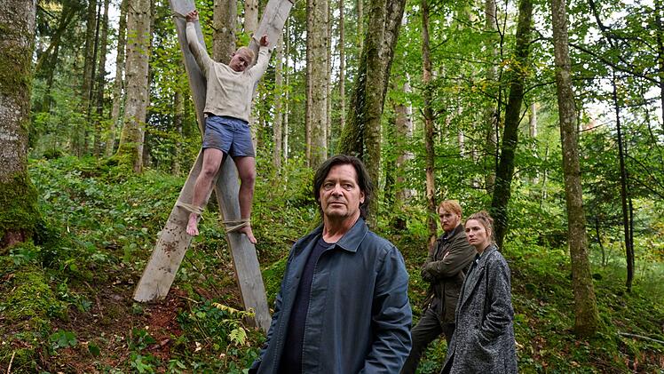 Das zweite Opfer der Mordserie endete an einem Andreaskreuz im Wald. Wer steckt hinter den Morden? Das wollen Kriminalpsychologe Meiberger (Fritz Karl, vorne), Kommissar Ganslinger (Franz Josef Danner) und Hauptkommissarin Gr&uuml;nwald (Lisa Sch&uuml;tzenberger) herausfinden.