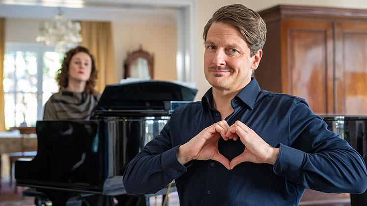 Segen oder Zumutung? Dirk (Holger Stockhaus, mit Marlene Morreis) hat sich bereiterkl&auml;rt, auf der Hochzeit von Nils und Inka zu singen.