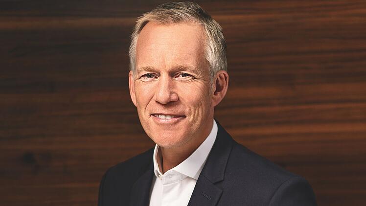 Johannes B. Kerner moderiert die Fu&szlig;ball-WM 2026 bei Magenta. Wer alle 104 Spiele sehen will, braucht einen MagentaTV-Zugang. Alle deutschen Partien des Turniers und insgesamt 60 Spiele werden aber auch bei ARD oder ZDF zu sehen sein.