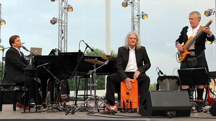 Matthias Brodowy mit Begleitcombo