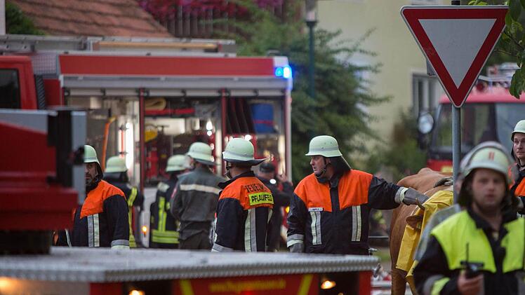 Am Dienstagnachmittag (06.08.2013) kam es in Aha zu einem Vollbrand einer Scheune. Der Brand wurde durch einen Blitzschlag ausgeloest. In der Scheune befanden sich zahlreiche Rinder, die aber noch rechtzeitig aus den Flammen befreit werden konnten. Personen kamen nach ersten Aussagen nicht zu Schaden. Insgesamt waren 150 Feuerwehrleute im Einsatz. Foto: News5 / Goppelt