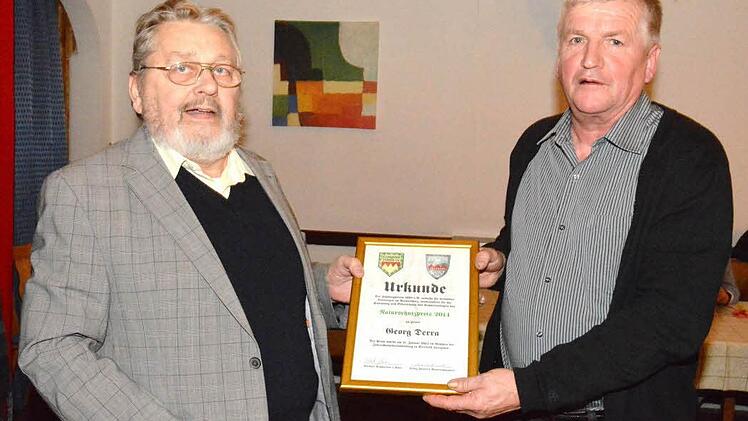 Georg Derra (links) aus Reckendorf bekam aus den Händen von Hauptnaturschutzwart Heinz Fausten den Naturschutzpreis.
