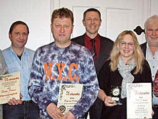 Ehrungen anlässlich der Hauptversammlung (von links): Rudi Bauer, Thomas Henkel, Andreas Scheler, Marco Steiner, Ute Fromm, Peter Hänel, Rolf Müller.  Foto: Doris Weidner