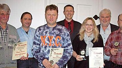 Ehrungen anlässlich der Hauptversammlung (von links): Rudi Bauer, Thomas Henkel, Andreas Scheler, Marco Steiner, Ute Fromm, Peter Hänel, Rolf Müller.  Foto: Doris Weidner