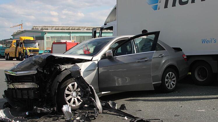 Schwer beschädigt wurde der Mercedes, den ein Laster bei einem Auffahrunfall gerammt hat. Fotos: Alexander Hartmann