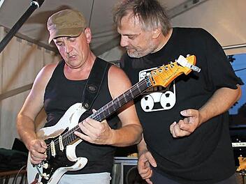 Einen Einstand nach Maß feierte die Gruppe "BC '69" beim Sommernachtsfest des Kleinkunstvereins "TECnet Obermain". Demnächst können die Fans ein Wiedersehen mit Gitarrist Jan van Springel (links) und Sänger Jürgen Bergmann feiern.  Foto: Stephan Stöckel