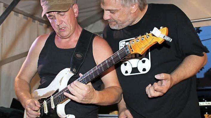 Einen Einstand nach Maß feierte die Gruppe "BC '69" beim Sommernachtsfest des Kleinkunstvereins "TECnet Obermain". Demnächst können die Fans ein Wiedersehen mit Gitarrist Jan van Springel (links) und Sänger Jürgen Bergmann feiern.  Foto: Stephan Stöckel