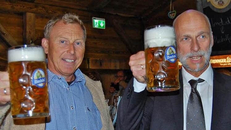 Erster Abend in der Oktoberfest-Hüttn.  Foto: Sigismund von Dobschütz
