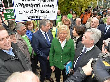 Umweltministerin Ulrike Scharf (CSU) sprach vor der Regionalkonferenz mit Anhängern und Gegnern eines Nationalparks Steigerwald.  Foto: Ronald Rinklef