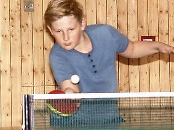 Seit Saisonbeginn spielt der 16-jährige Johannes Scherbel beim TSV Teuschnitz in der 2. Bezirksliga. Er hat alle neun Vorrunden-Spiele bestritten und kam im hinteren Paarkreuz auf die ausgeglichenen Einzelbilanz von 8:8 Spielen. Da er sich sechsmal mit 2:3 beugen musste, verfehlte er ein positives Resultat.  Foto: Hans Franz