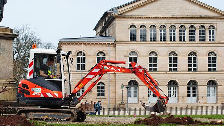 Der Bagger erledigte die Arbeit im Rondell.