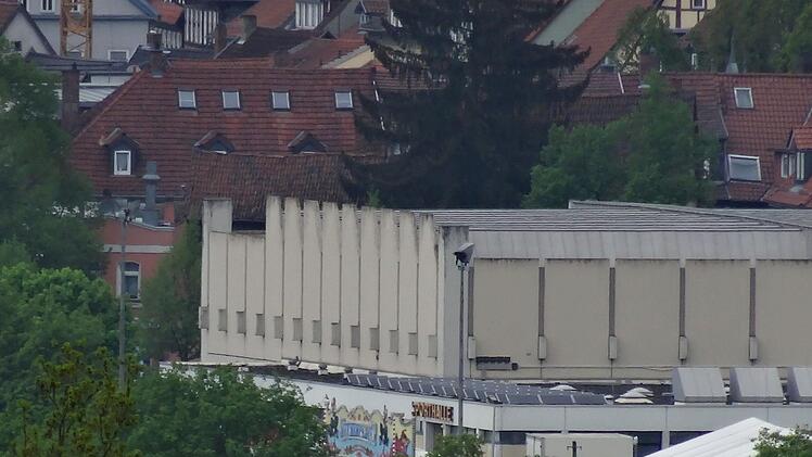 Die Verwaltung hat den Auftrag erhalten, die alte Dreifachhalle am Anger (hier von Süden gesehen) abzureißen. Foto: Jochen Berger