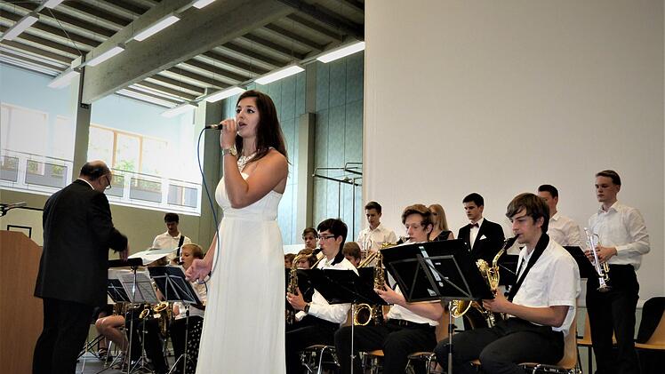 Die Big-Band mit Solo-Sängerin Paula Kammerer gab der Abschiedsfeiert einen stilvollen Rahmen.