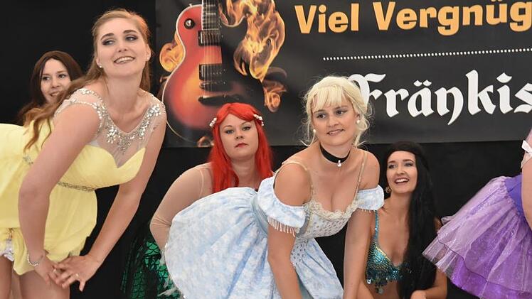 Die Tanzgruppen der Parkettfeger und der Arbeiterwohlfahrt unterhielten das Publikum im Festzelt mit schwungvollen Darbietungen. Foto: Uschi Prawitz
